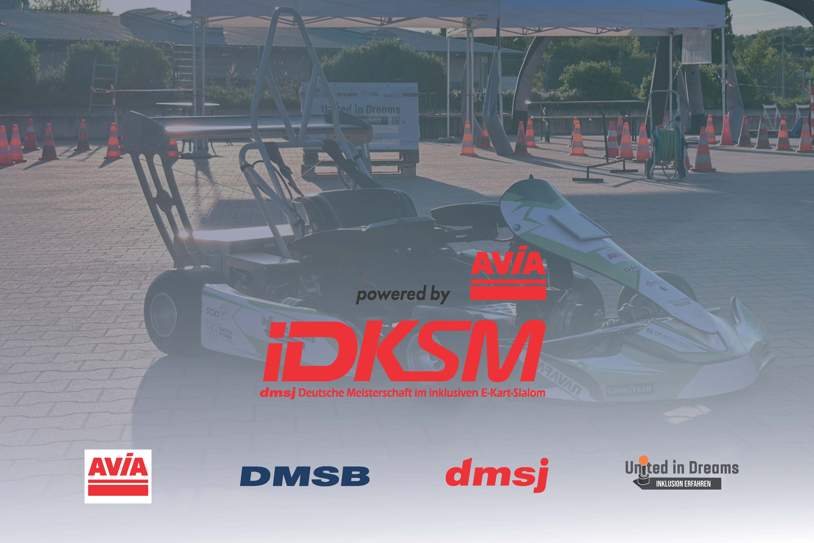 iDKSM powered by AVIA E-Kart auf einem sonnigen Platz mit Pylonen und Zeltaufbau im Hintergrund. Darüber liegt eine halbtransparente Grafik mit den Logos von der iDKSM powered by AVIA, DMSB, dmsj und United in Dreams.