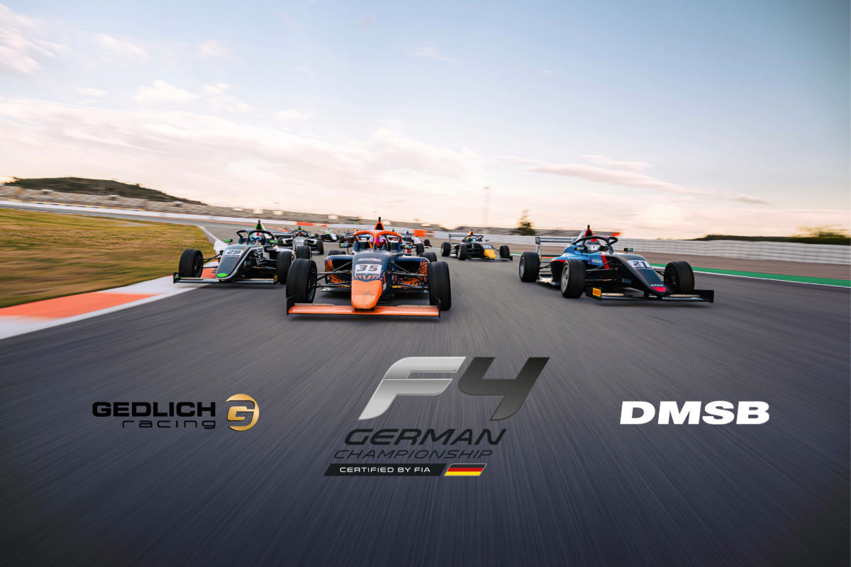 F4 Germany startet 2027 mit FIA-Zertifizierung Formel 4 Fahrzeuge auf einer Rennstrecke. Logos der F4 Germany Championship certified by FIA, Gedlich Racing, DMSB.