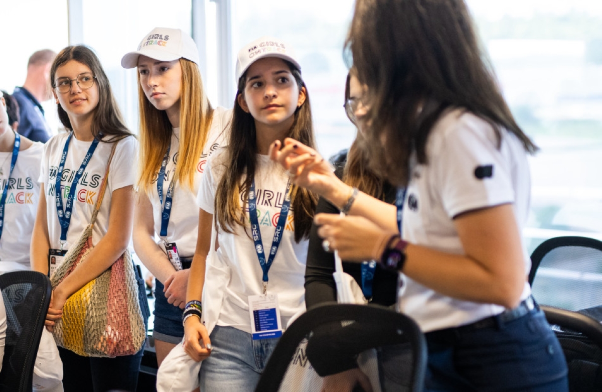 FIA Girls On Track 2024 Foto mehrerer junger Frauen mit Girls On Track Shirts und Caps