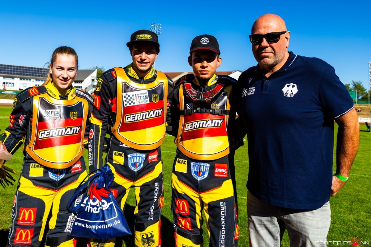 European U19 Pairs Speedway Championship Final 2026, Pocking Das deutsche Speedway-Team mit Hannah Grunwald, Tayler Haupt, Patrick Hyjek und Teammanager Sascha Dörner posiert fürs Foto auf einer Rennstrecke.